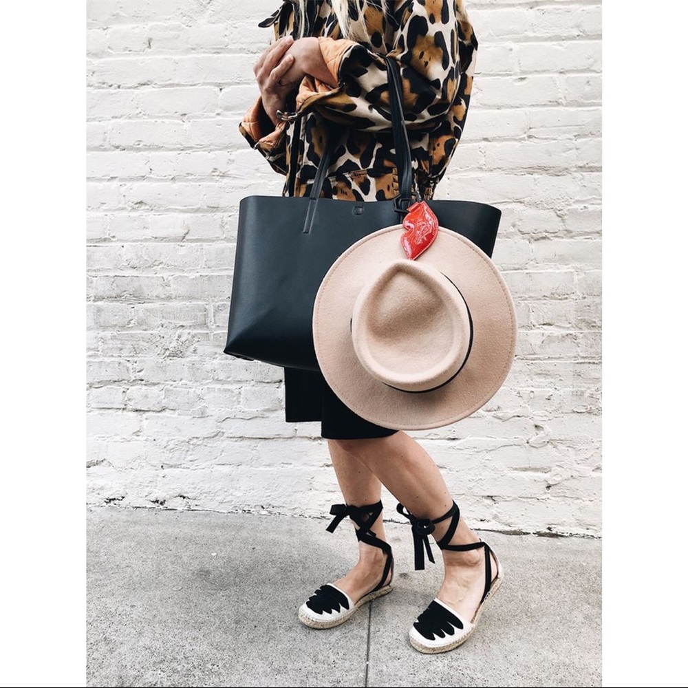NWT Toptote Unisex Pout Hat Holder Red Leather